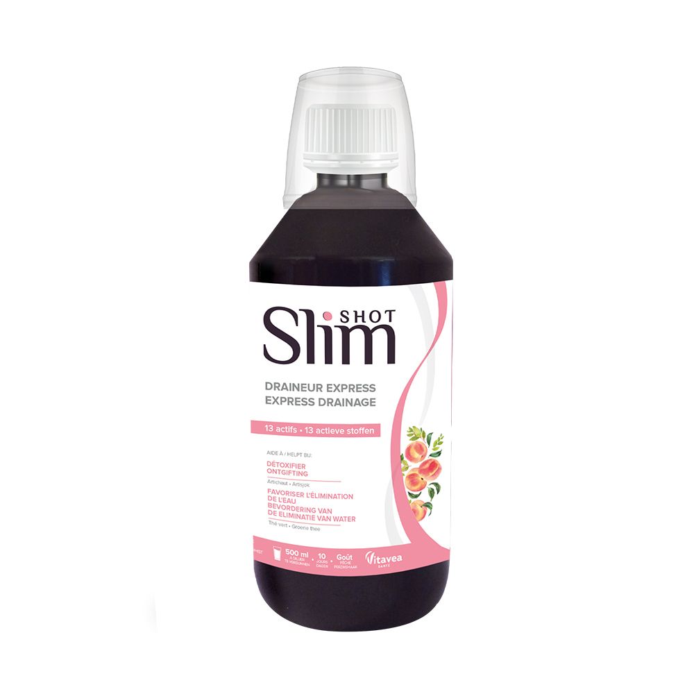Fles bruine vloeistof, maatbeker. Roze etiket met tekst en fruit.