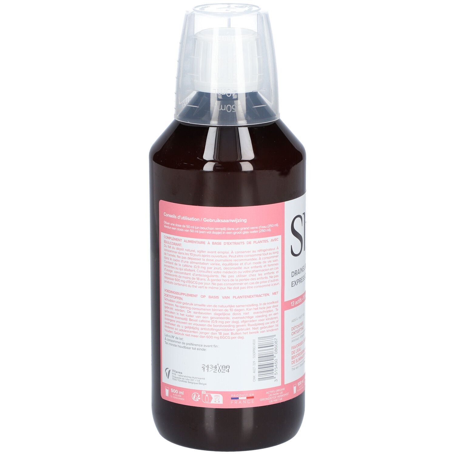 Achterkant van een fles bruine vloeistof. Roze etiket met tekst en barcode.