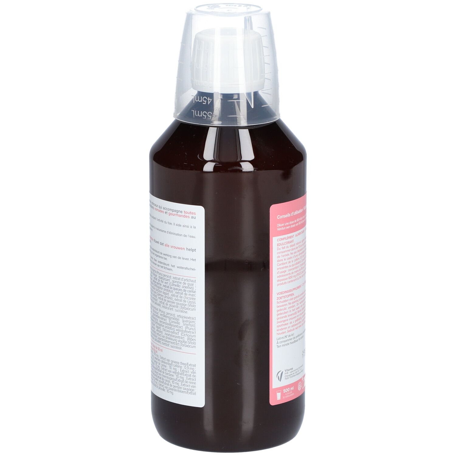 Fles met bruine vloeistof, maatbeker bovenop. Roze etiket met tekst.
