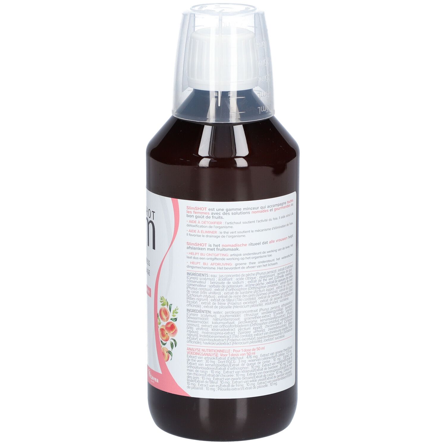 Achterkant van een fles bruine vloeistof. Roze etiket met tekst en fruit.