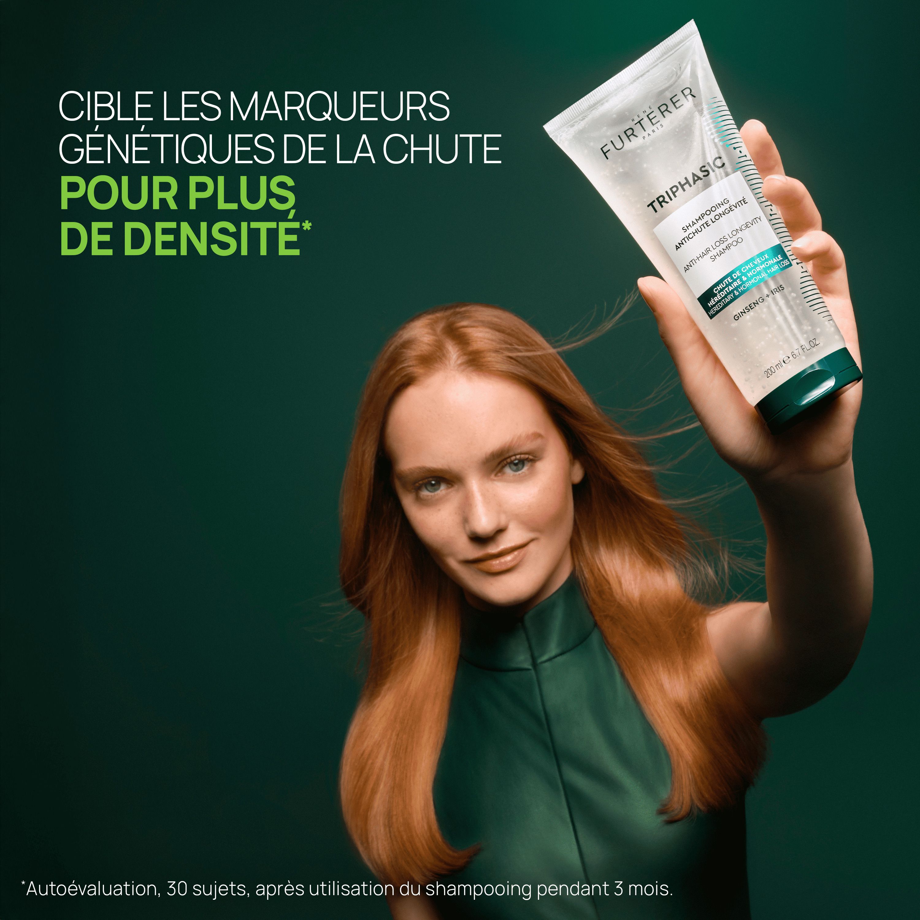 Femme tenant un tube de shampooing. Texte: Cible les marqueurs génétiques de la chute. Fond vert.