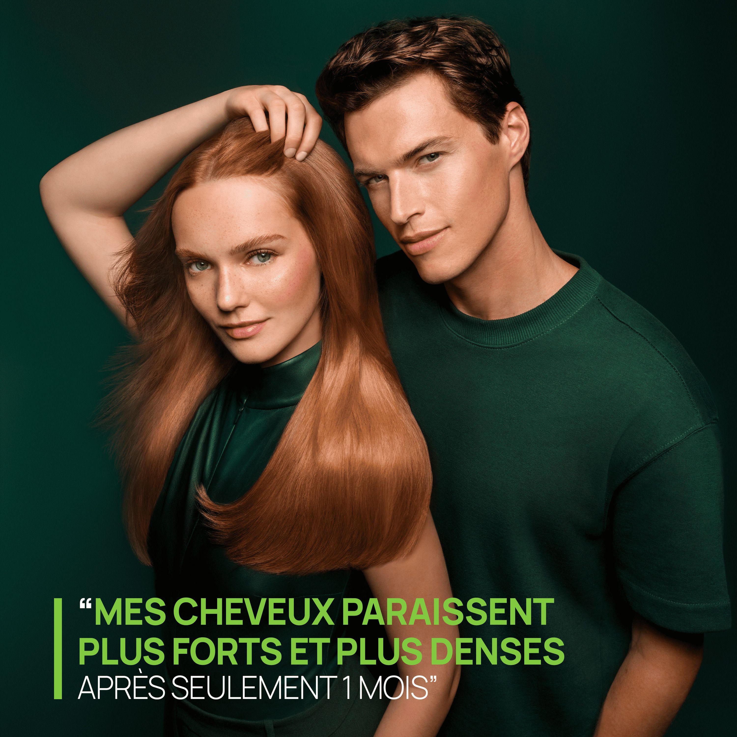 Couple. Texte: Mes cheveux paraissent plus forts et plus denses après seulement 1 mois. Fond vert.
