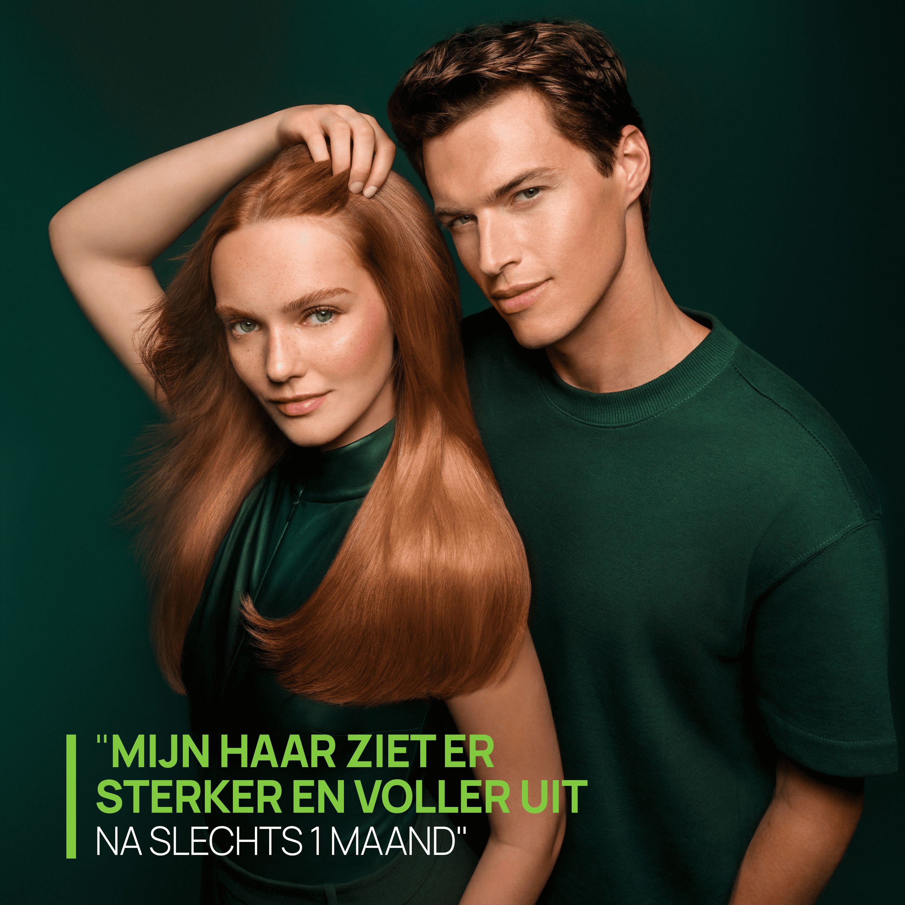 Koppel. Tekst: Mijn haar ziet er sterker en voller uit na slechts 1 maand. Groene achtergrond.