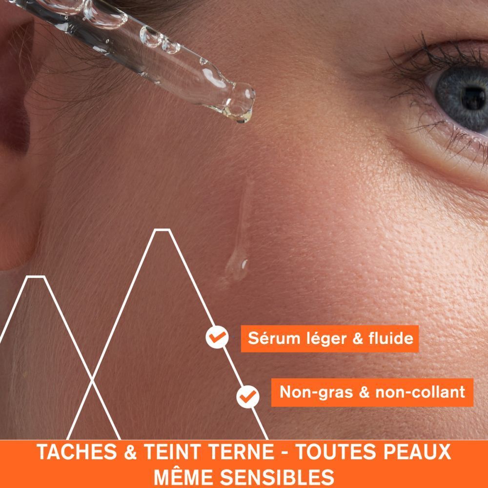 Gros plan d'un visage avec gouttes de sérum URIAGE Dépiderm. Texte: sérum léger, non gras.