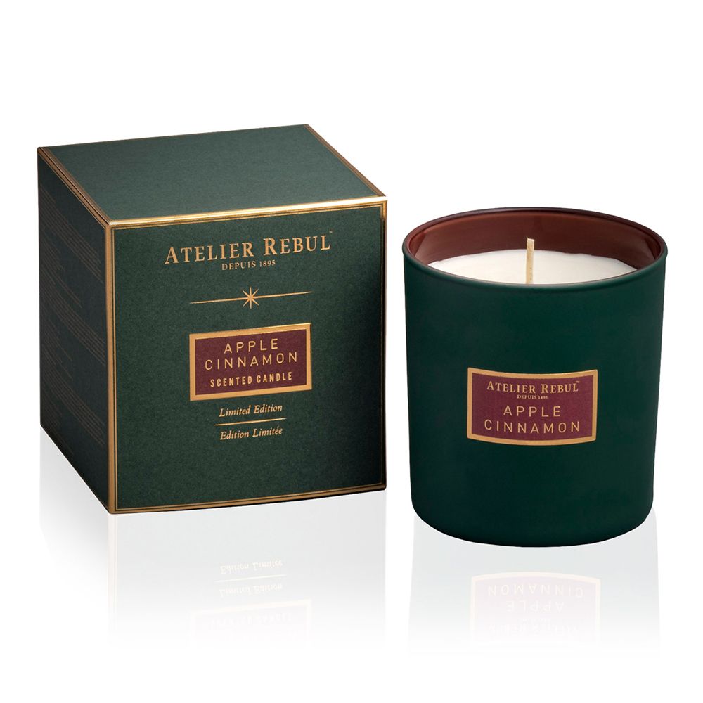 Groene geurkaars met rood etiket en verpakking. Tekst: ATELIER REBUL, APPLE CINNAMON, Limited Edition.