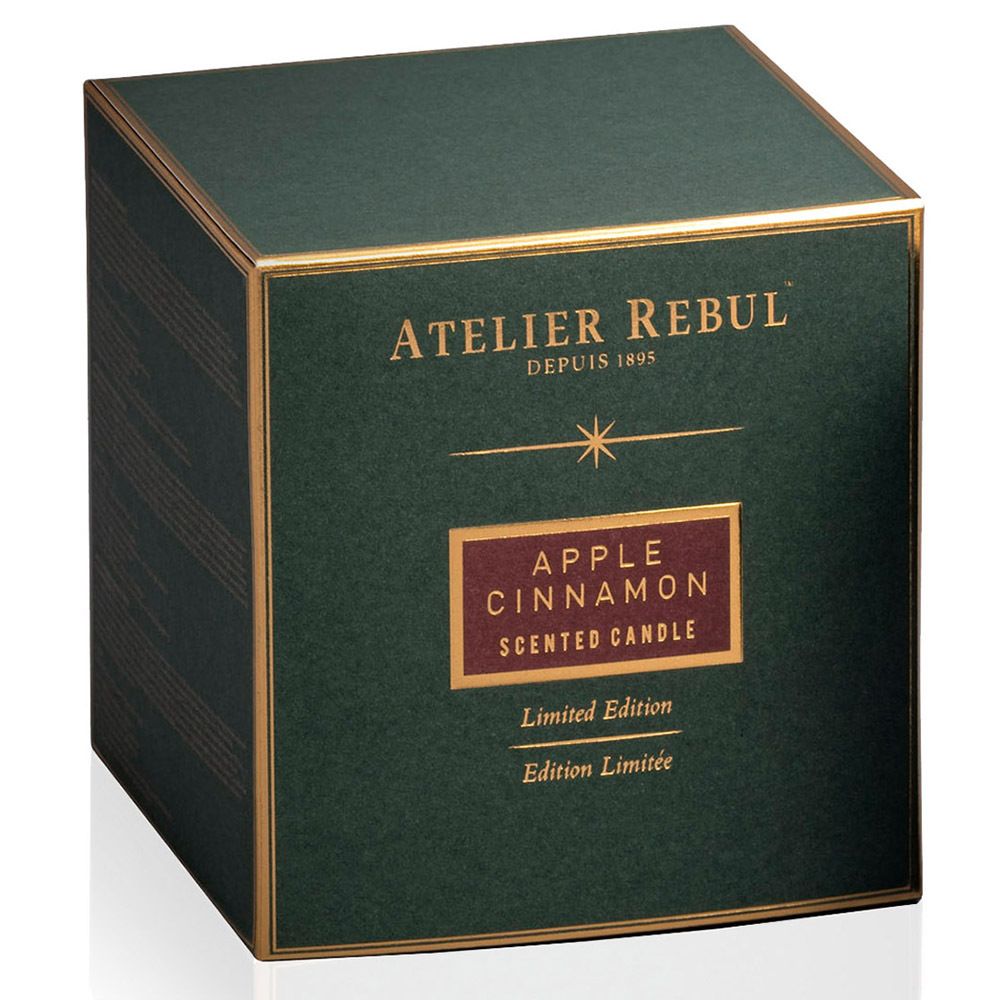 Groene vierkante verpakking met gouden accenten. Tekst: ATELIER REBUL, APPLE CINNAMON, Limited Edition.