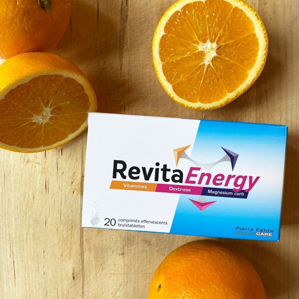 REVITA ENERGIE-Schachtel, Orangen und Orangenscheiben auf einem Holzbrett.