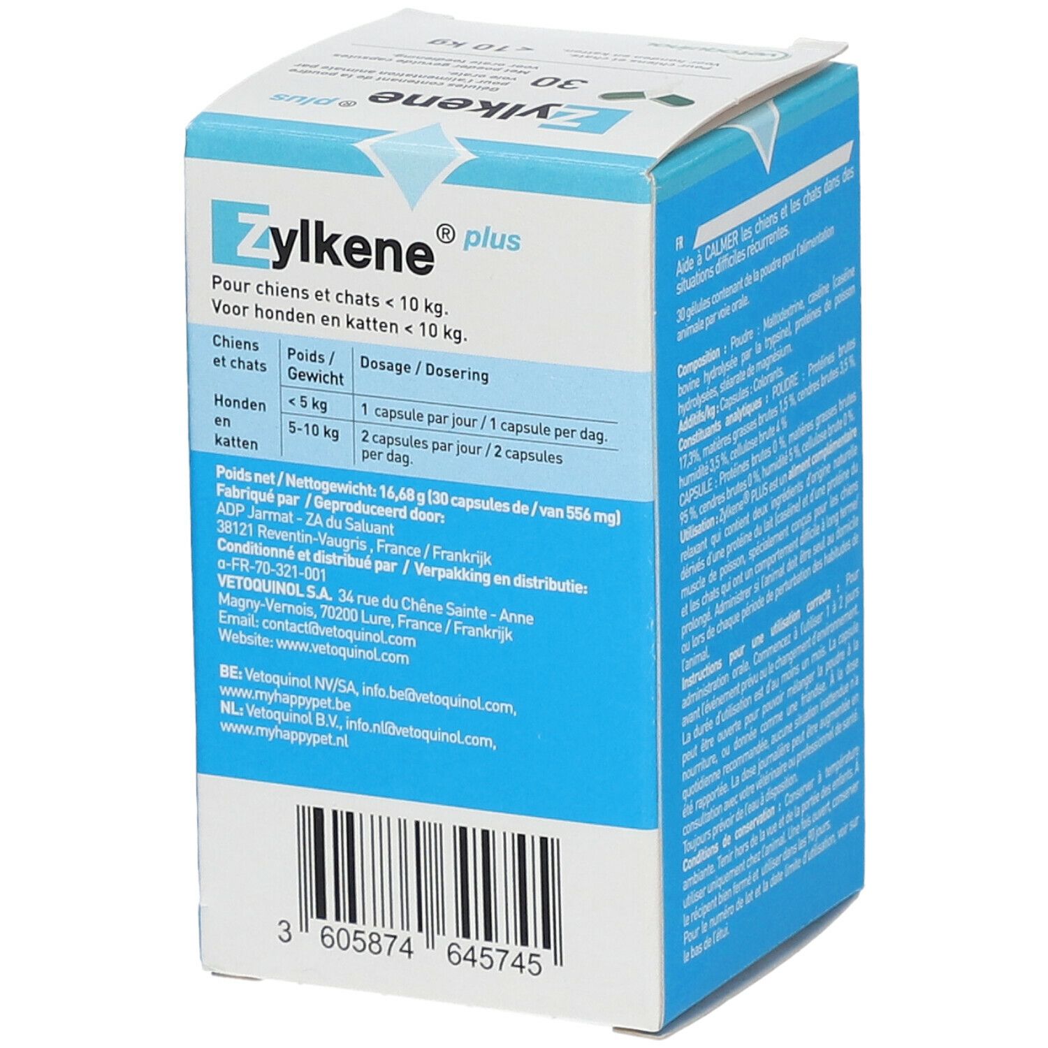 Seite der Zylkene plus-Verpackung. Enthält Dosierungsinformationen. Barcode unten. Herstelleradresse.