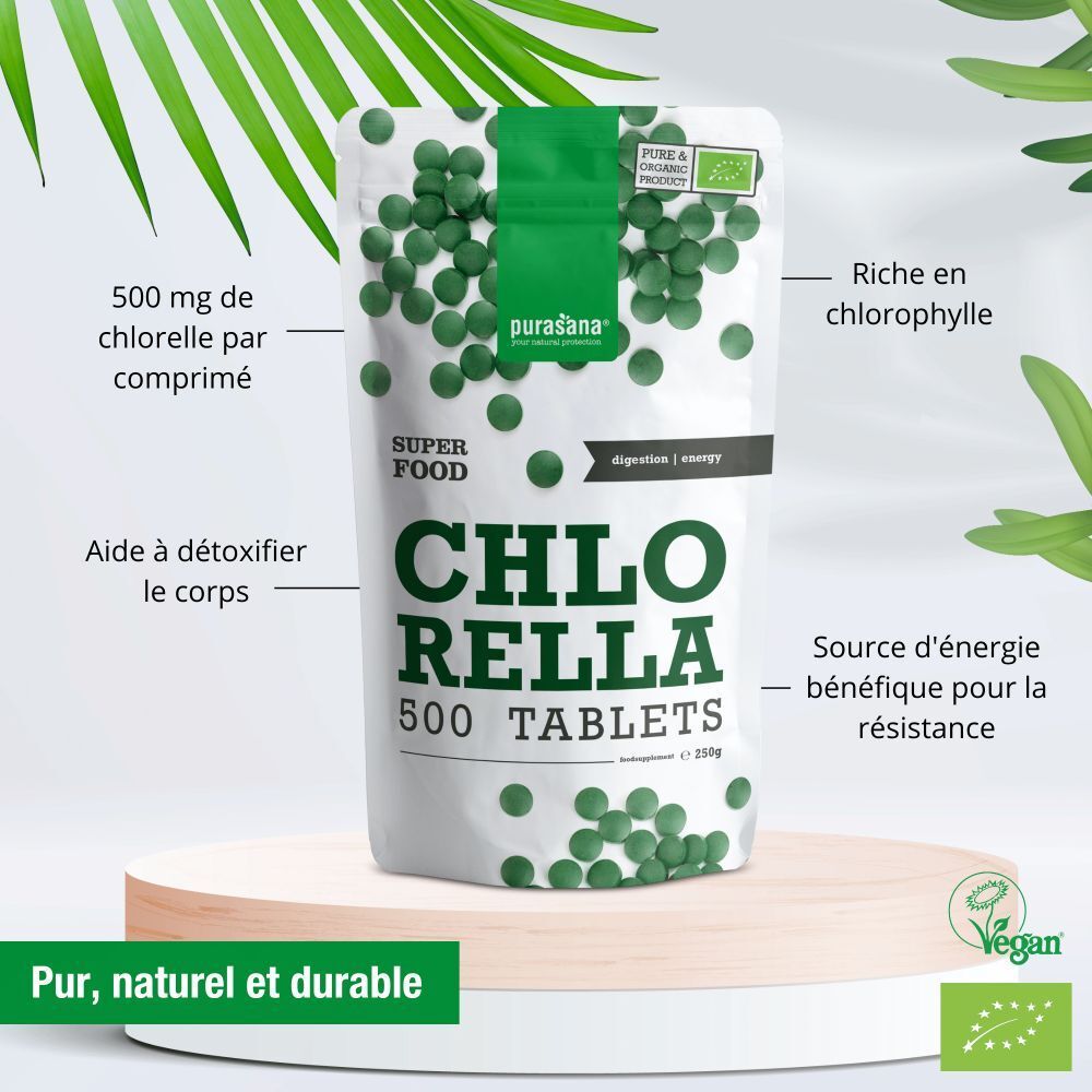 Emballage de comprimés de chlorella. Texte: 500 mg de chlorelle par comprimé. Label bio. Label vegan. Vert et blanc.