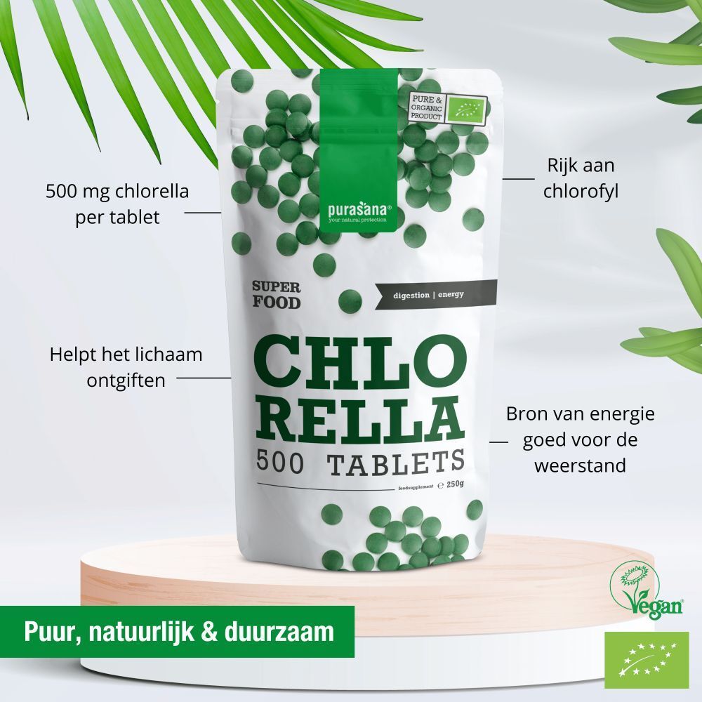 Verpakking chlorella tabletten. Tekst: 500 mg chlorella per tablet. Bio-keurmerk. Vegan keurmerk. Groen en wit.