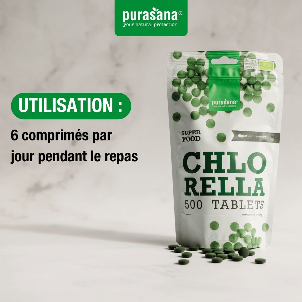 Emballage de comprimés de chlorella. Texte: 6 comprimés par jour pendant le repas. Vert et blanc. Label bio.