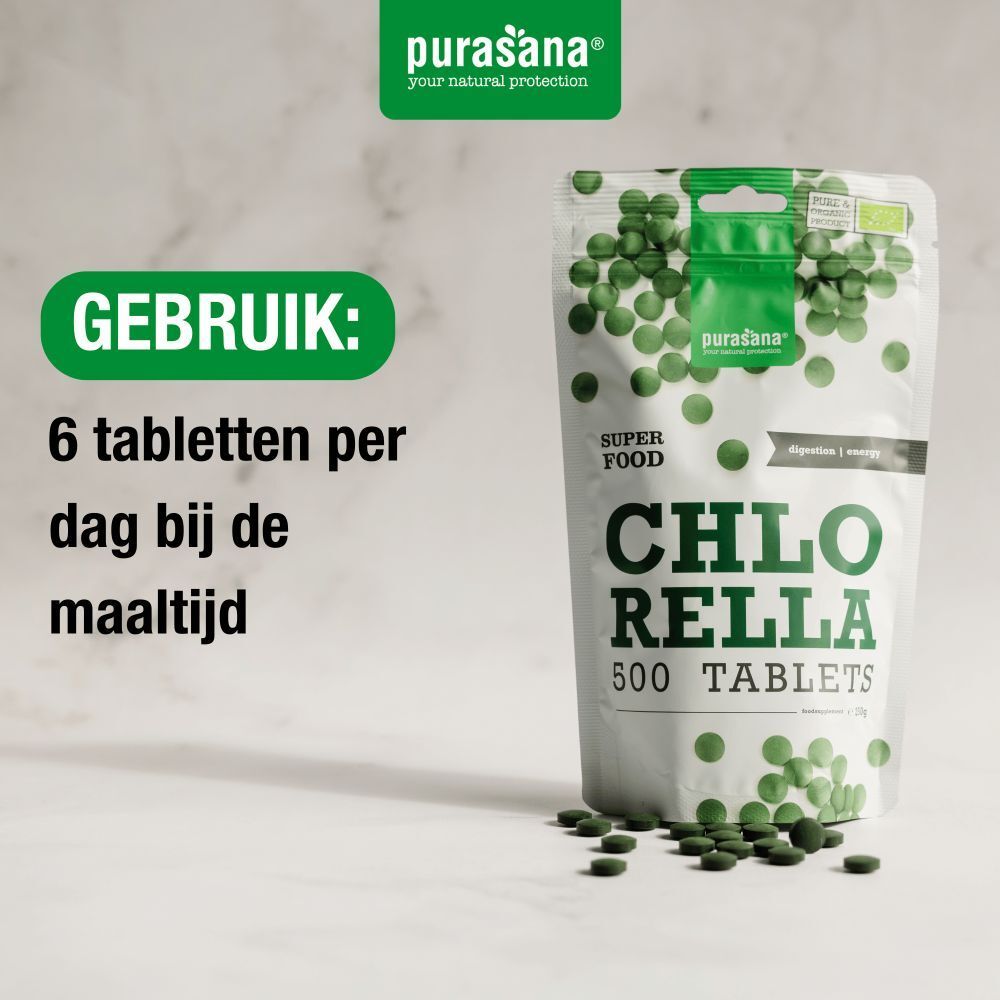 Verpakking chlorella tabletten. Tekst: 6 tabletten per dag bij de maaltijd. Groen en wit. Bio-keurmerk.