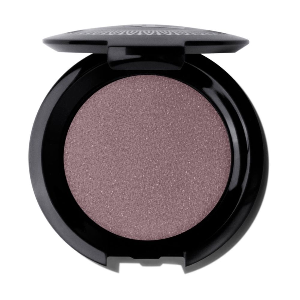 Boîtier d'ombre à paupières noir rond, couvercle ouvert. Intérieur: fard taupe rosé. Couvercle avec logo.