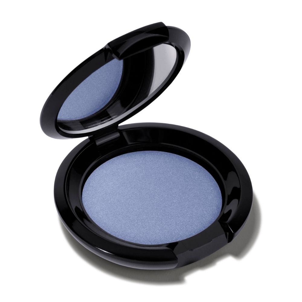 Boîtier noir rond avec fard à paupières bleu. Couvercle ouvert, avec miroir. Sur fond blanc.
