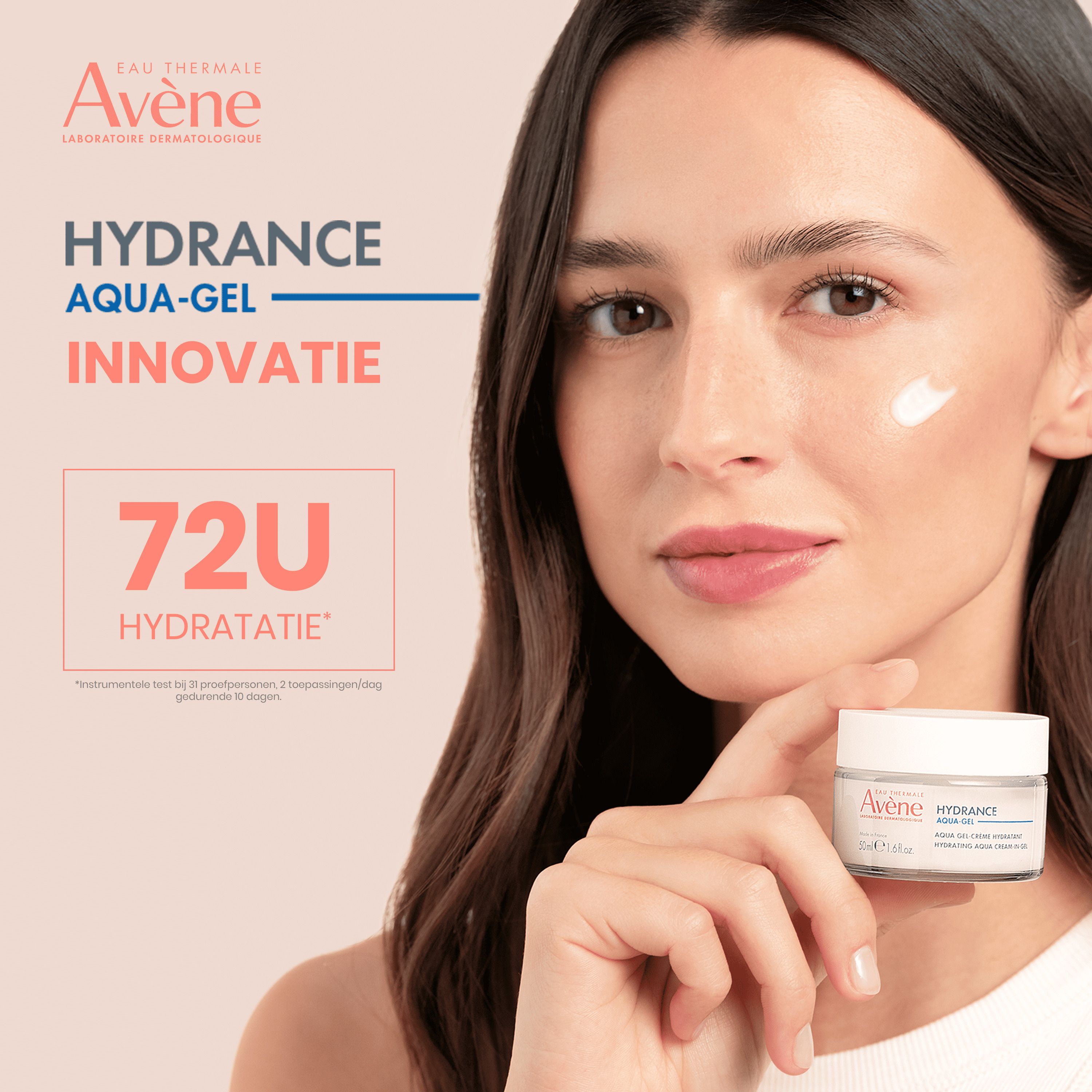Vrouw houdt crèmepot vast. Opschrift: Avène, Hydrance Aqua-Gel. 50ml. Tekst: Hydrance Innovatie.