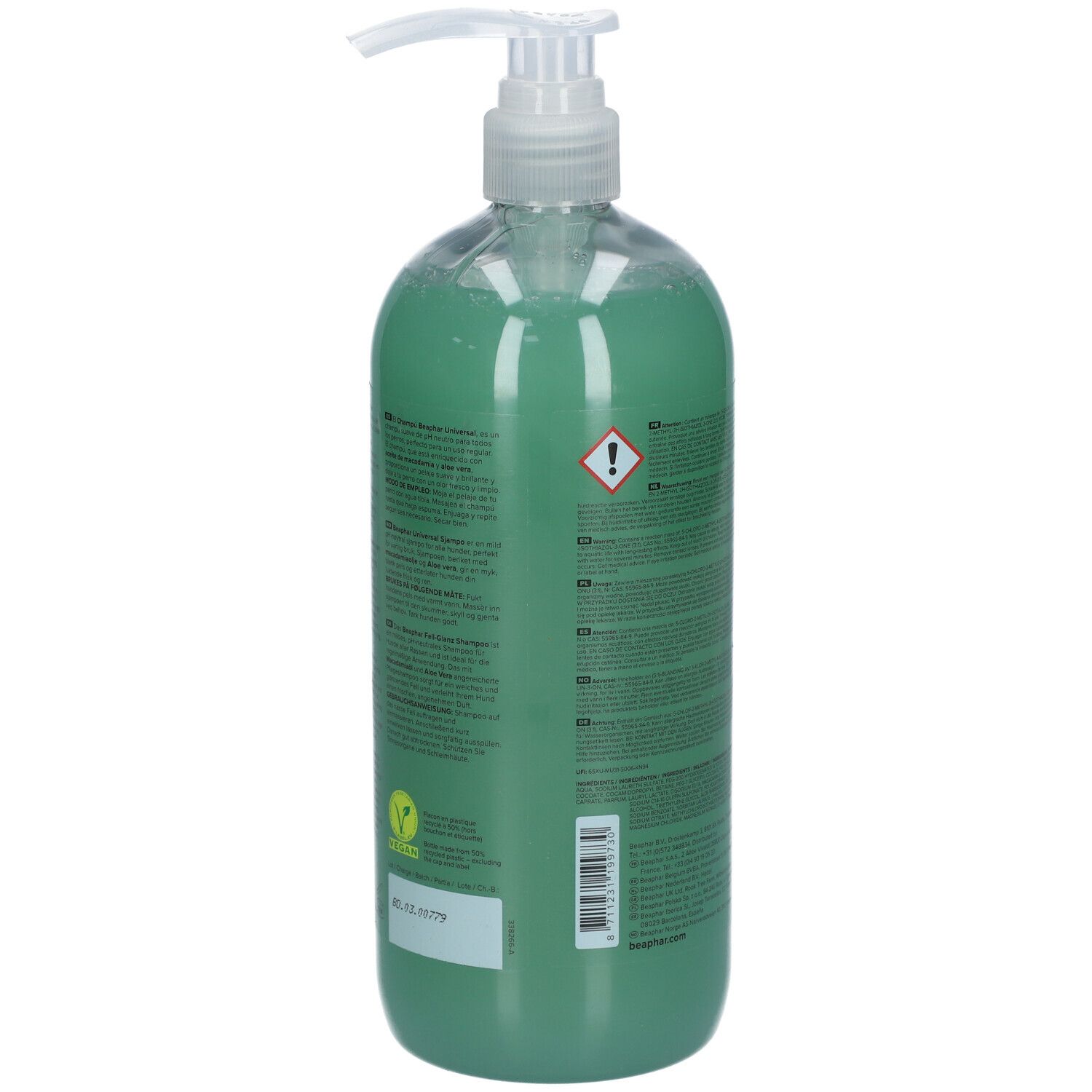 Rückseite der grünen Shampoo-Flasche mit Pumpe. Text in mehreren Sprachen. Vegan-Siegel.