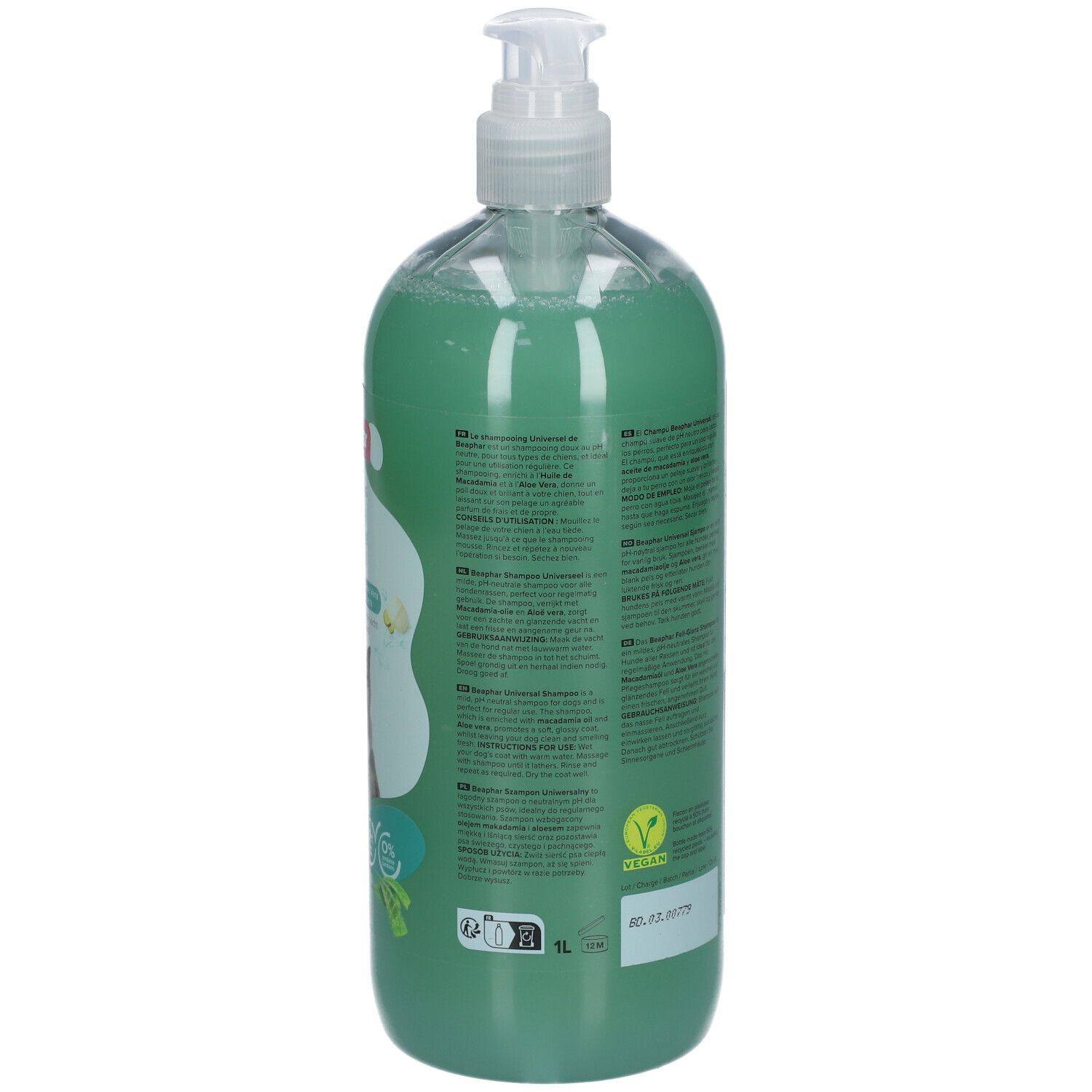 Rückseite der grünen Shampoo-Flasche mit Pumpe. Text in mehreren Sprachen. Vegan-Siegel.