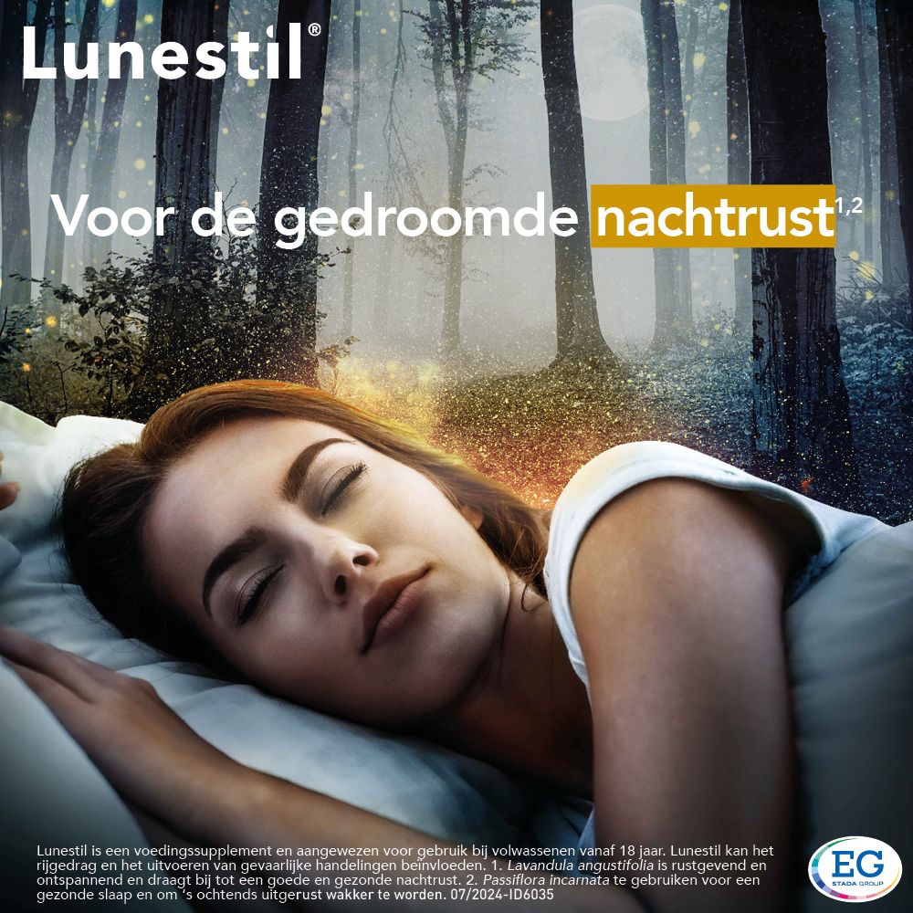 Vrouw slaapt vredig in bed. Achtergrond: bos met licht.
