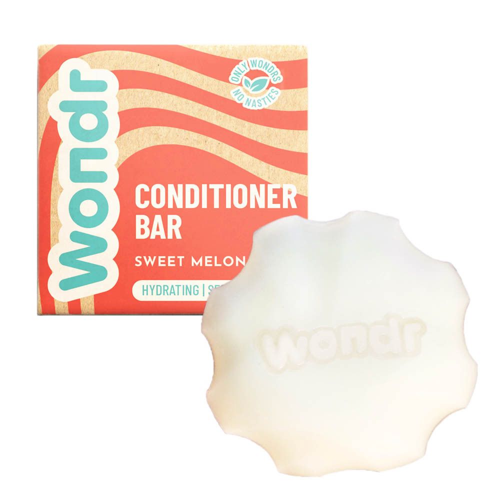 Wondr Conditioner Bar "Sweet Melon" in Herzform, neben der Verpackung.