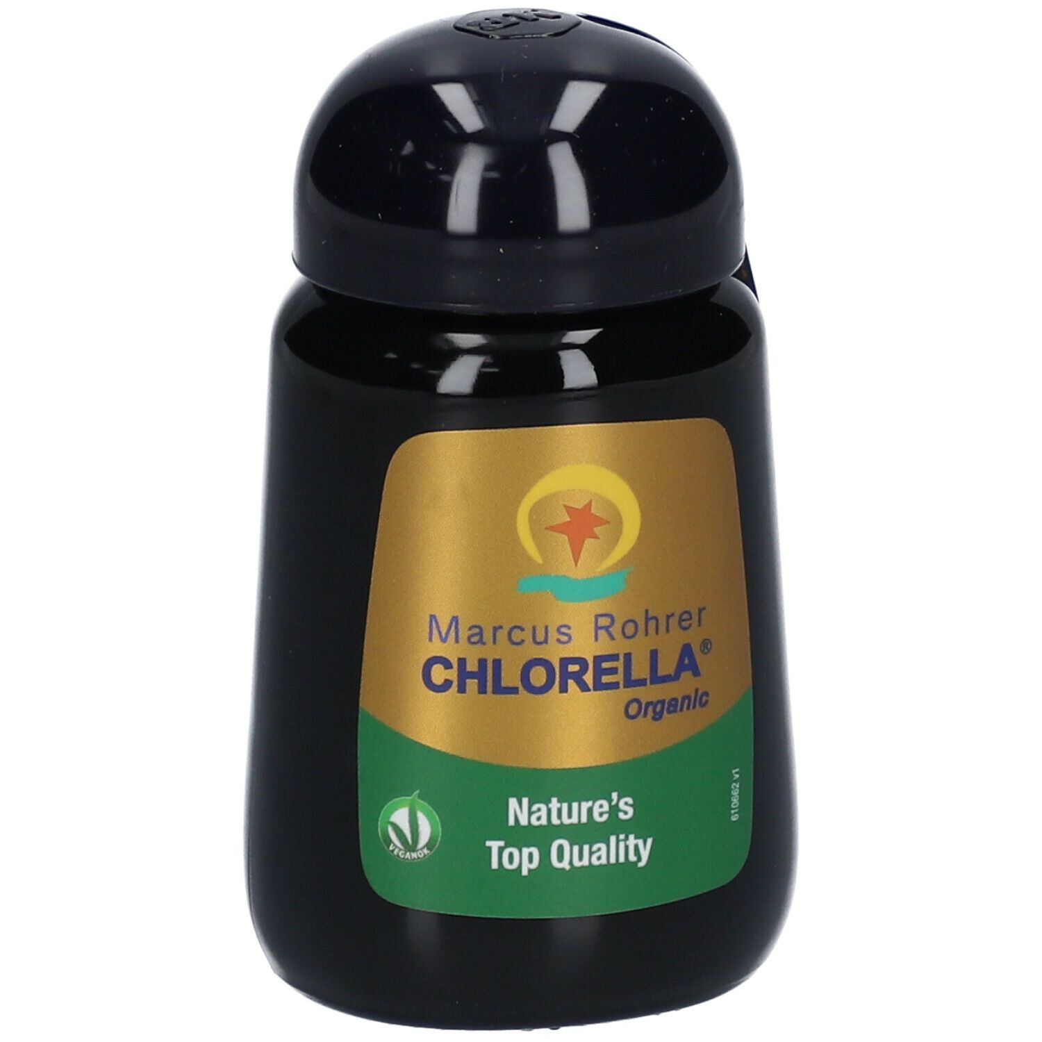 Zwarte fles met gouden etiket. Opschrift: Marcus Rohrer Chlorella Organic. Vegan keurmerk.