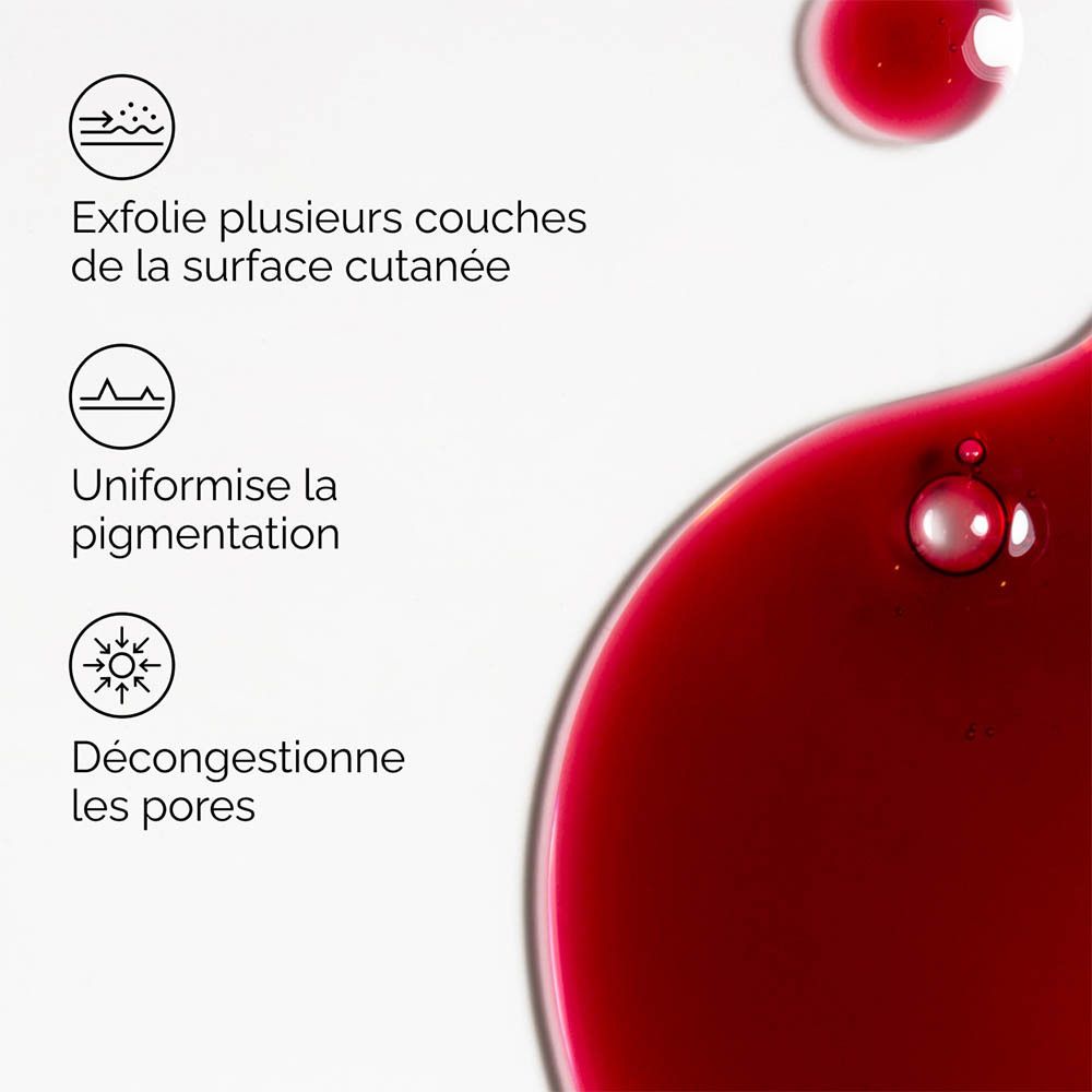 Personne appliquant du liquide rouge sur le visage. Texte: Exfolie, illumine, lisse.