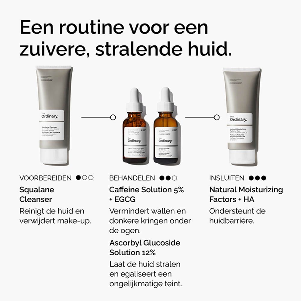 Bruine glazen fles met pipet. Opschrift: The Ordinary. Productnaam en beschrijving op het etiket.