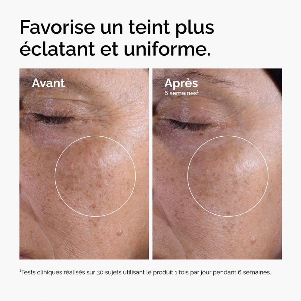 Flacon transparent contenant un liquide clair. Étiquette blanche. Bouchon blanc.