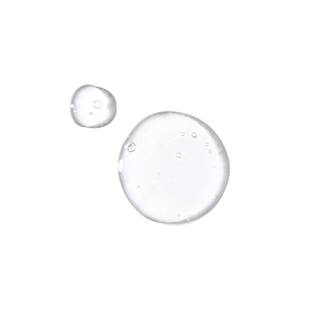 Deux gouttes de liquide transparent sur fond blanc.