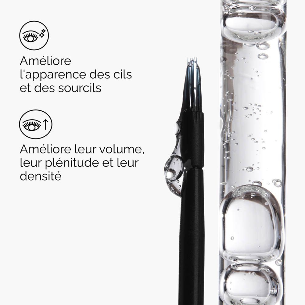 Applicateur avec sérum dans un liquide. Texte : Pour des cils et sourcils plus sains.