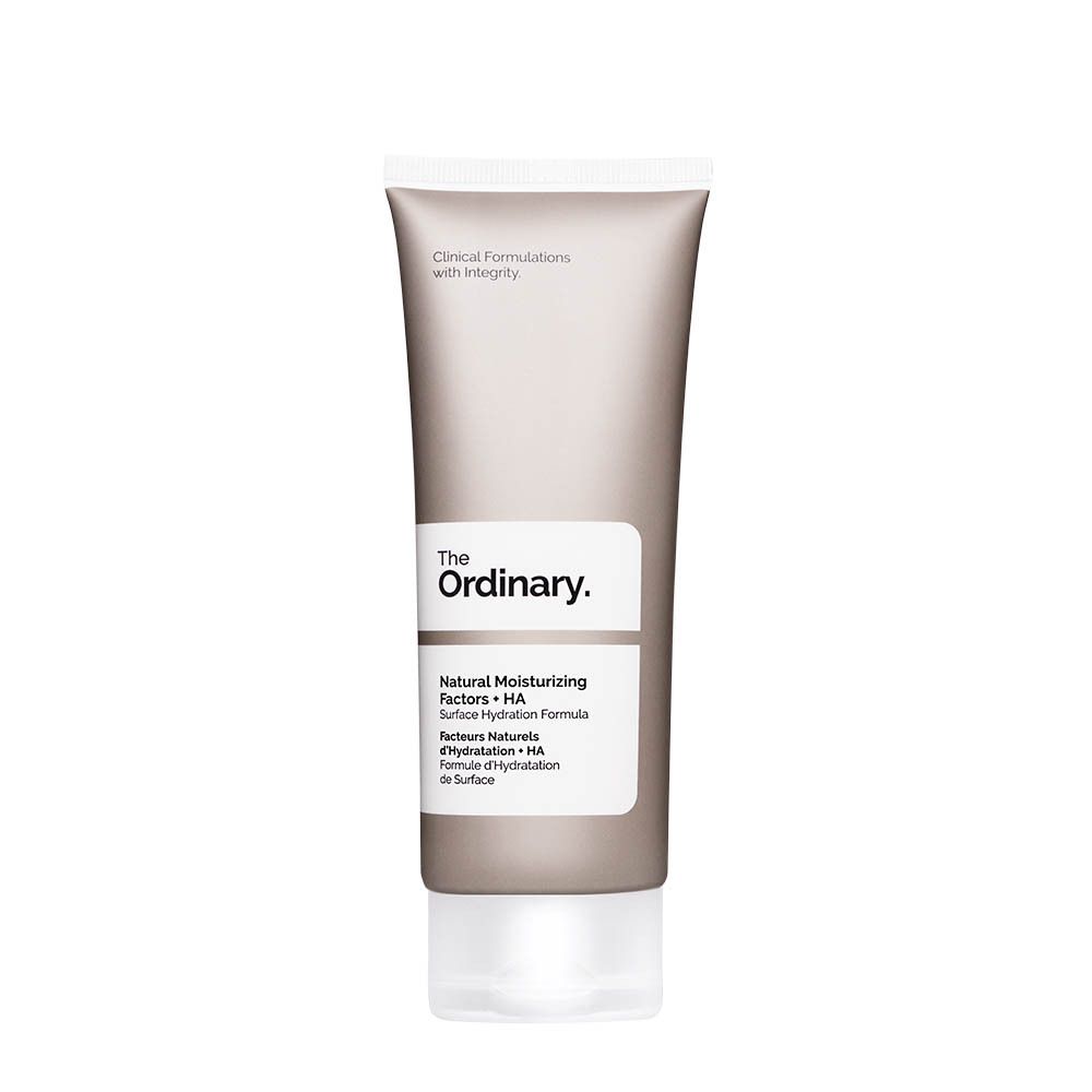 Tube beige avec bouchon blanc. Inscription: The Ordinary. Natural Moisturizing Factors + HA.