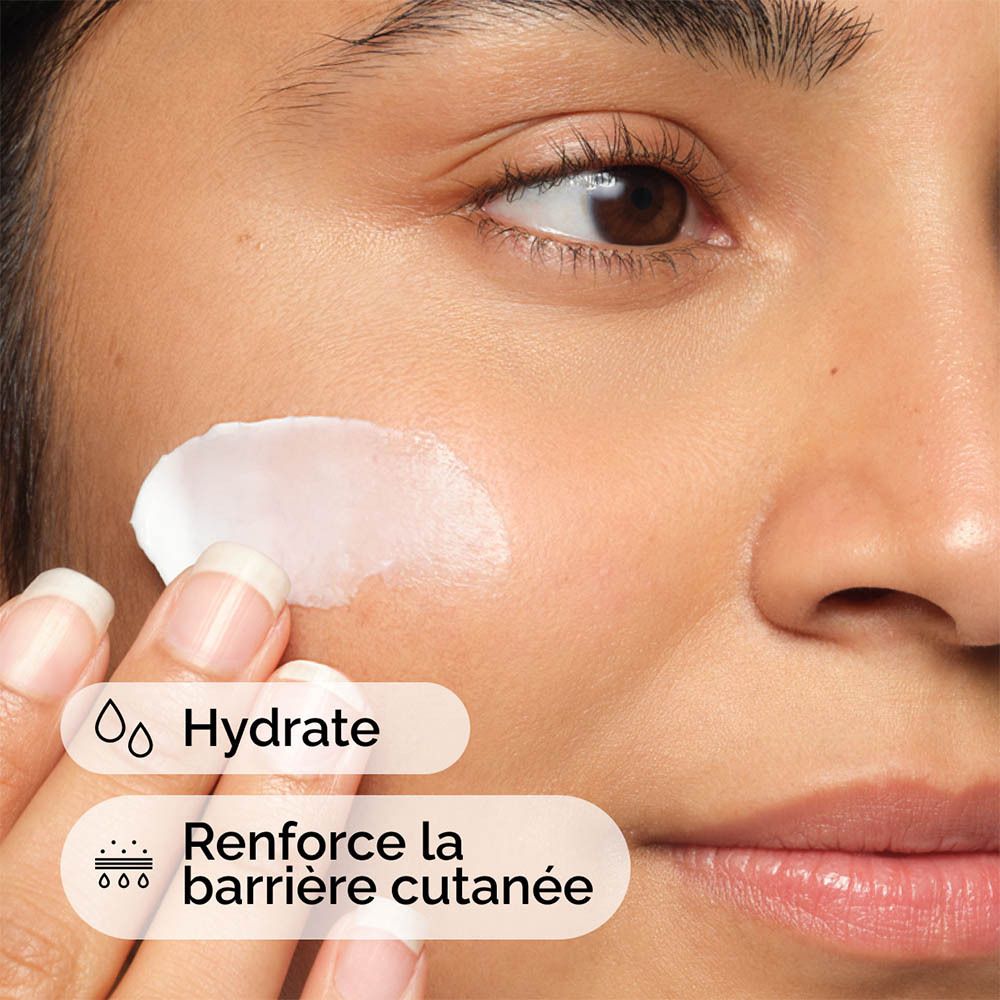 Personne applique de la crème sur le visage. Texte: Hydratation, renforce la barrière cutanée.