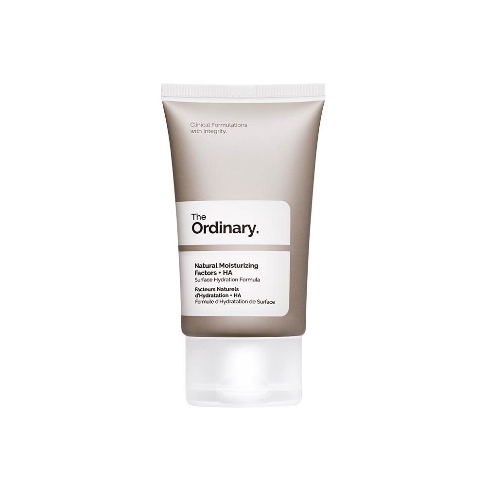 Tube crème gris clair avec étiquette blanche. Inscription : The Ordinary, Natural Moisturizing Factors + HA.