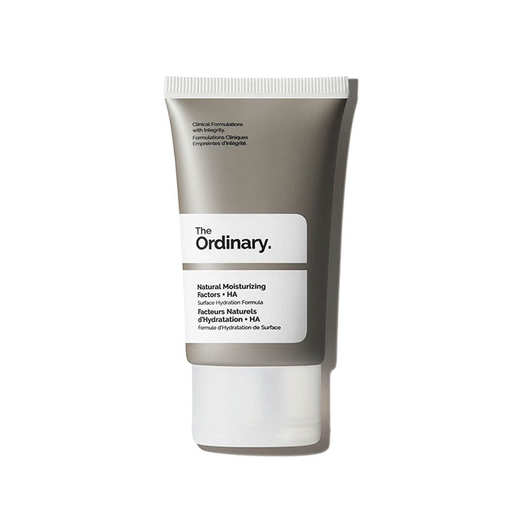 Lichtgrijze crèmetube met wit etiket. Opschrift: The Ordinary, Natural Moisturizing Factors + HA.