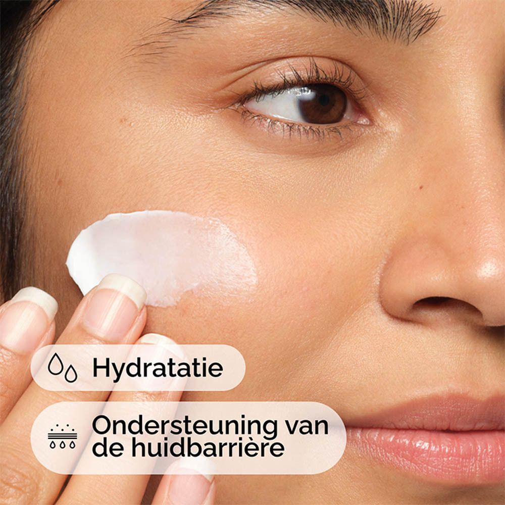 Persoon brengt crème aan op het gezicht. Tekst: Hydratatie, huidbarrière.