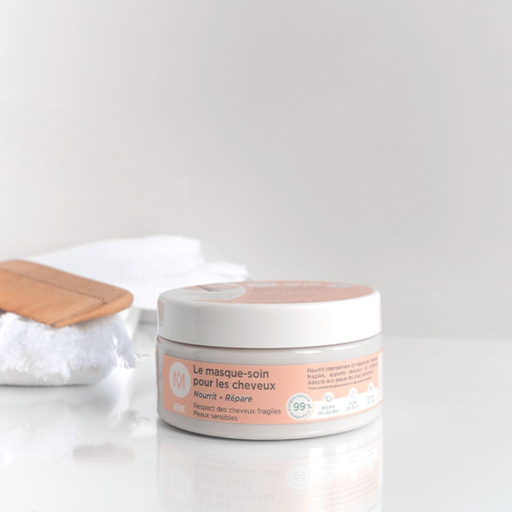 Pot de crème avec texte. Le masque-soin pour les cheveux. Nourrit - Répare. Logo MÊME. 99%.