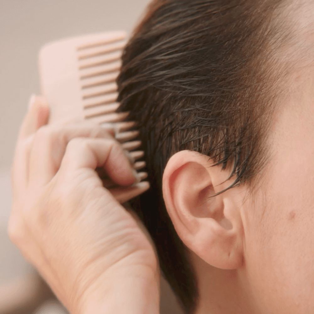Gros plan de cheveux mouillés. Mèches, couleur brune.