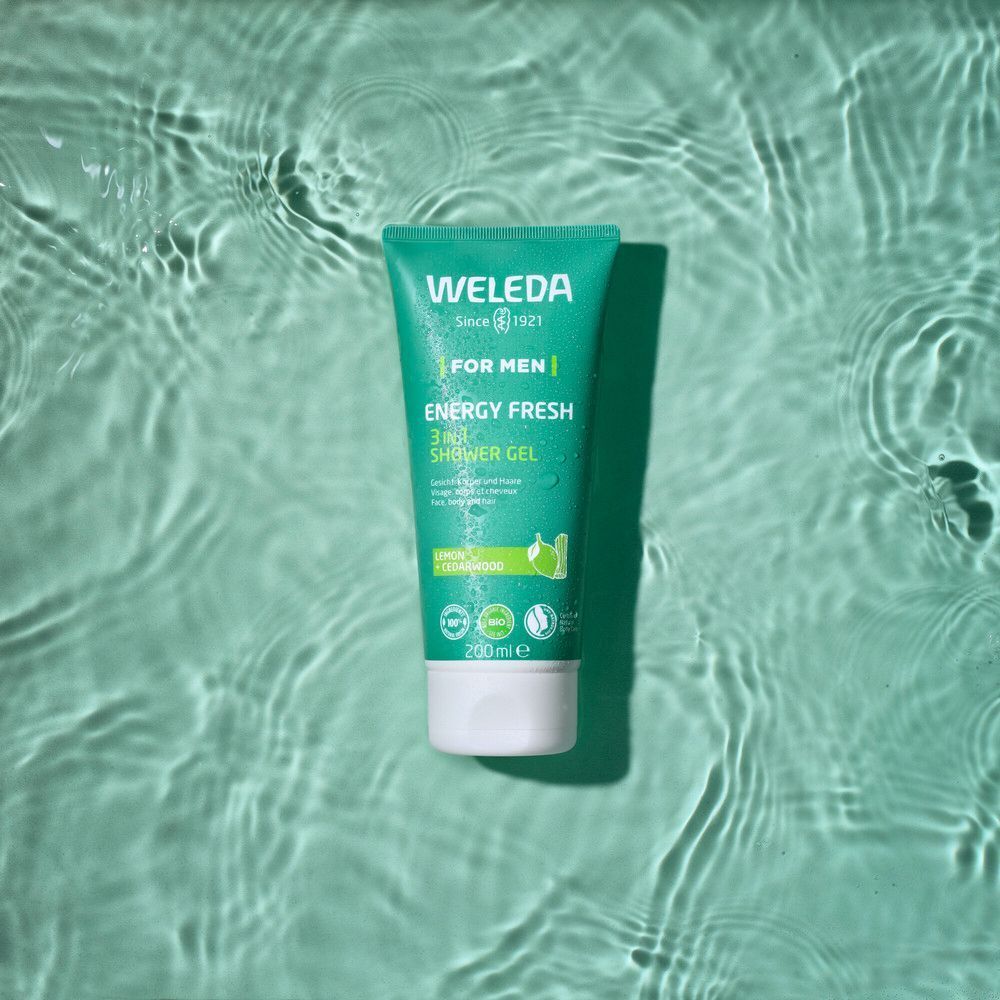 Groene tube op turkoois water. Opschrift: WELEDA, FOR MEN, ENERGY FRESH 3in1 Duschgel. Met bio-keurmerken en 100% gecertificeerde natuurlijke cosmetica.