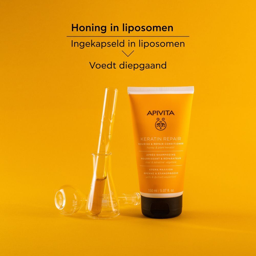 Drie producten: shampoo, masker en conditioner. Tekst: Apivita Keratin Repair. Op gele achtergrond.