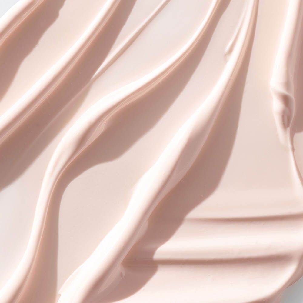 Eine rosa Creme-Textur mit Glanz, die auf einer Oberfläche verteilt ist.