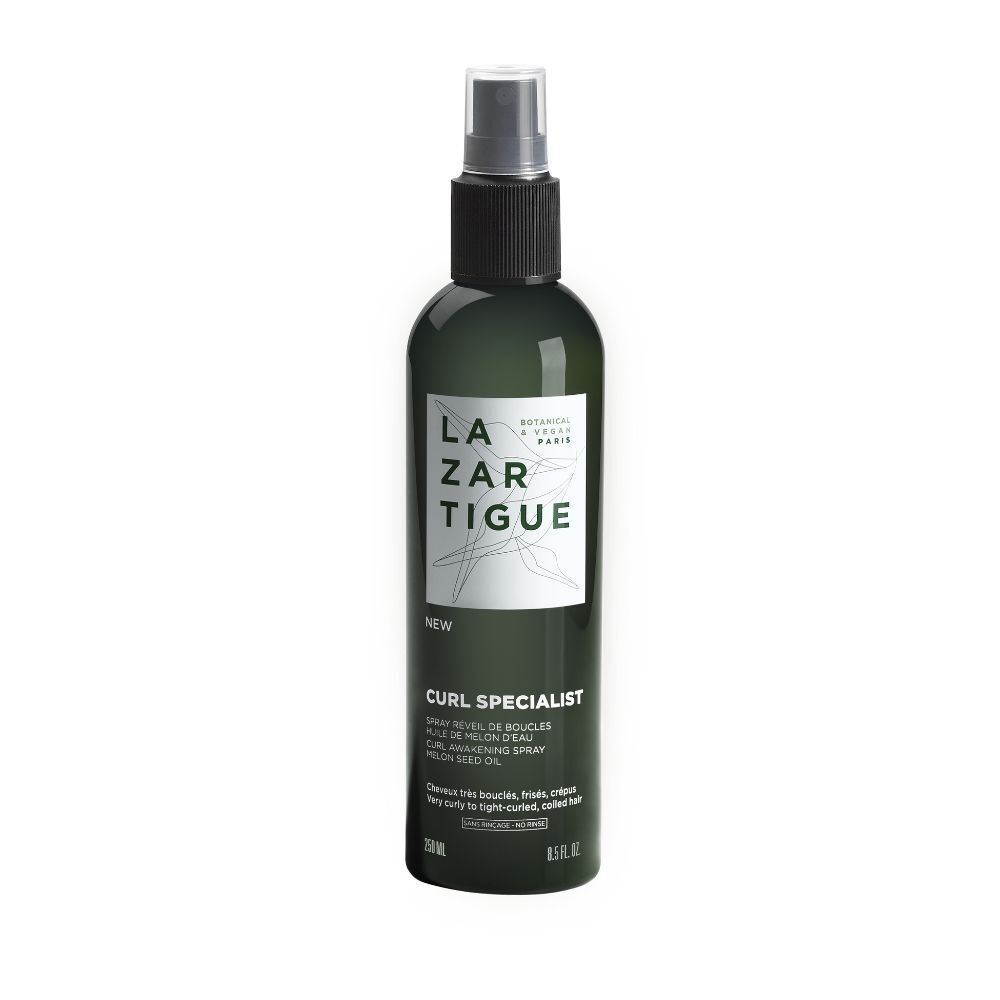 Flacon vert avec vaporisateur noir. Inscription: LAZARTIGUE, CURL SPECIALIST. Pour cheveux bouclés.
