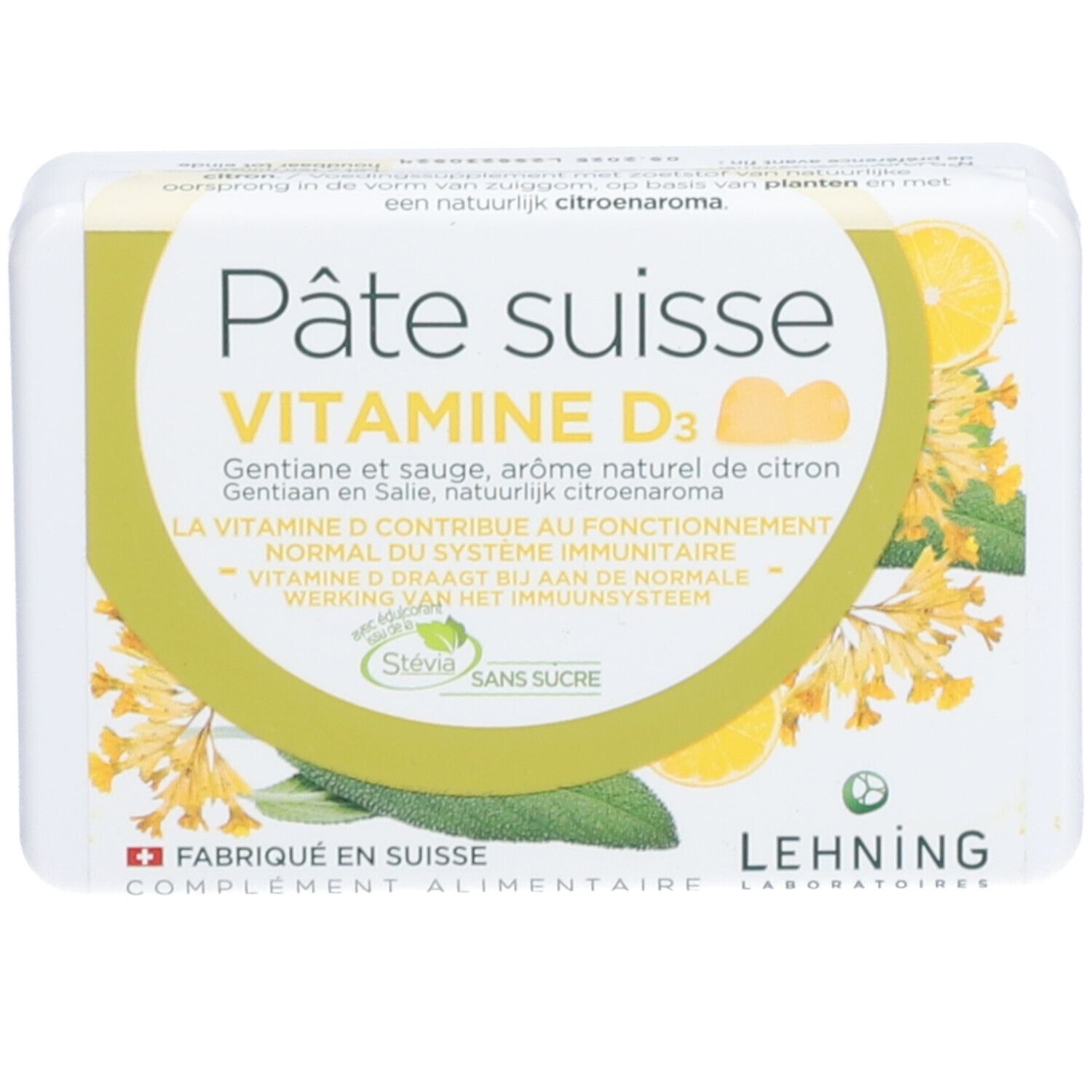 Boîte blanche avec étiquette jaune. Inscription : Pâte suisse Vitamine D3. Contient de la stévia. Fabriqué en Suisse. Lehning.