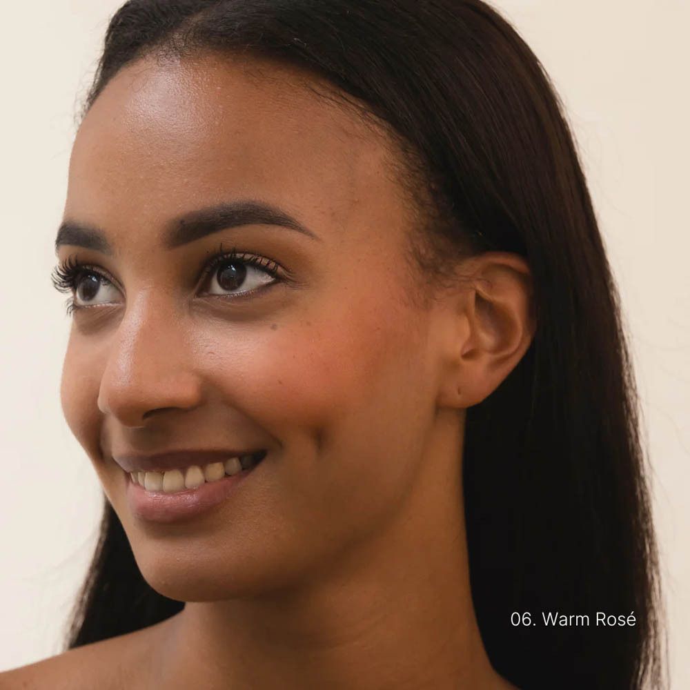Gros plan d'un visage. Farben Von Schwarz Fusion Glow Foundation 06 Warm Rosé. Teint.