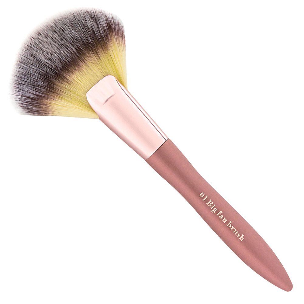 Pinceau éventail avec manche rose. Soies grises, jaunes et marron. Inscription "01 Big fan brush".