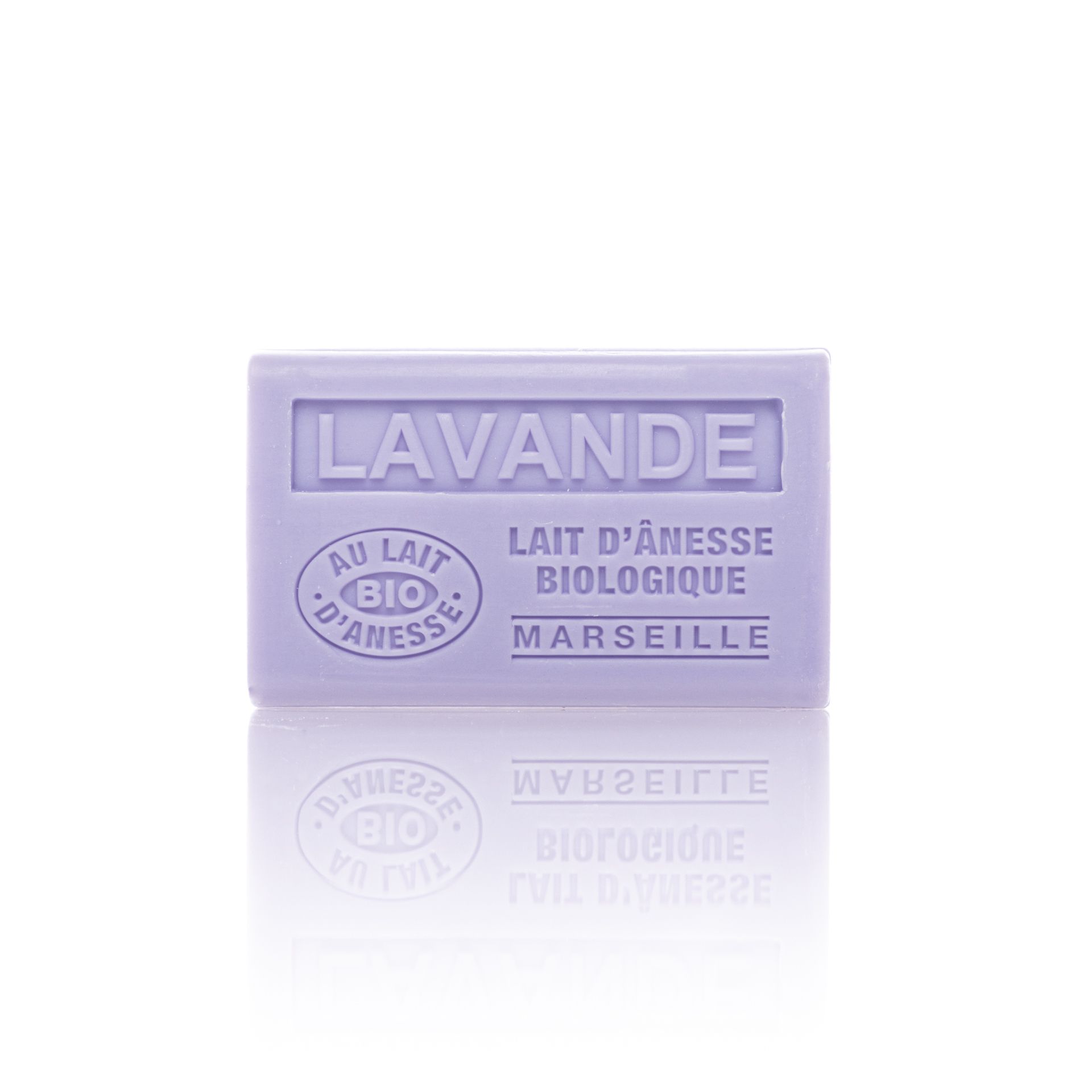 Paarse zeep met opdruk "LAVANDE", "AU LAIT D'ÂNESSE BIO", "LAIT D'ÂNESSE BIOLOGIQUE MARSEILLE". Weerspiegeling.