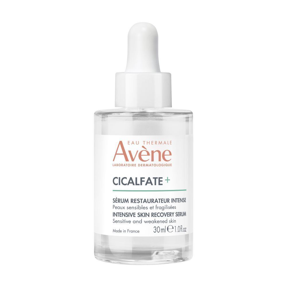 Transparante glazen fles met witte dop en pipet. Etiket met productnaam en merk: Avène Cicalfate+ Serum.