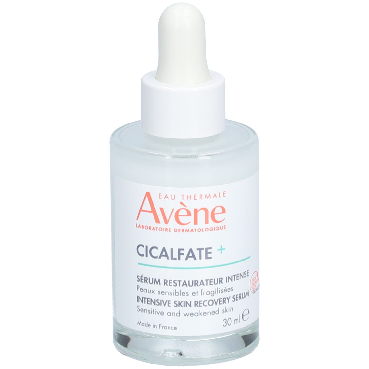 Transparante glazen fles met witte dop en pipet. Etiket met productnaam en merk: Avène Cicalfate+ Serum.