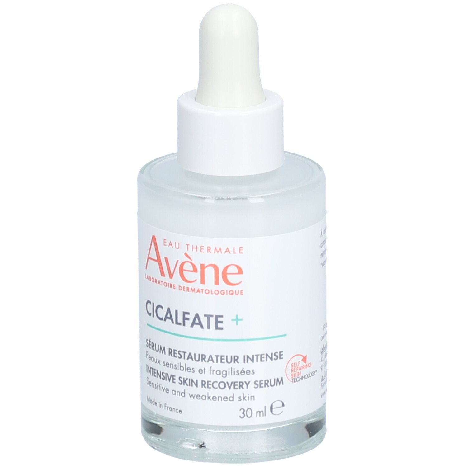 Transparante glazen fles met witte dop en pipet. Etiket met productnaam en merk: Avène Cicalfate+ Serum.
