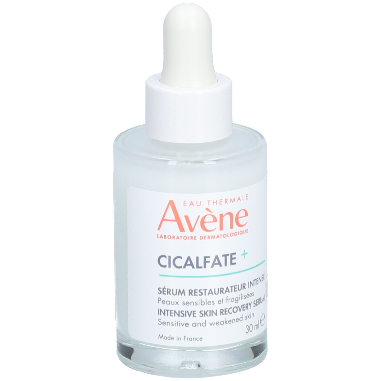 Transparante glazen fles met witte dop en pipet. Etiket met productnaam en merk: Avène Cicalfate+ Serum.