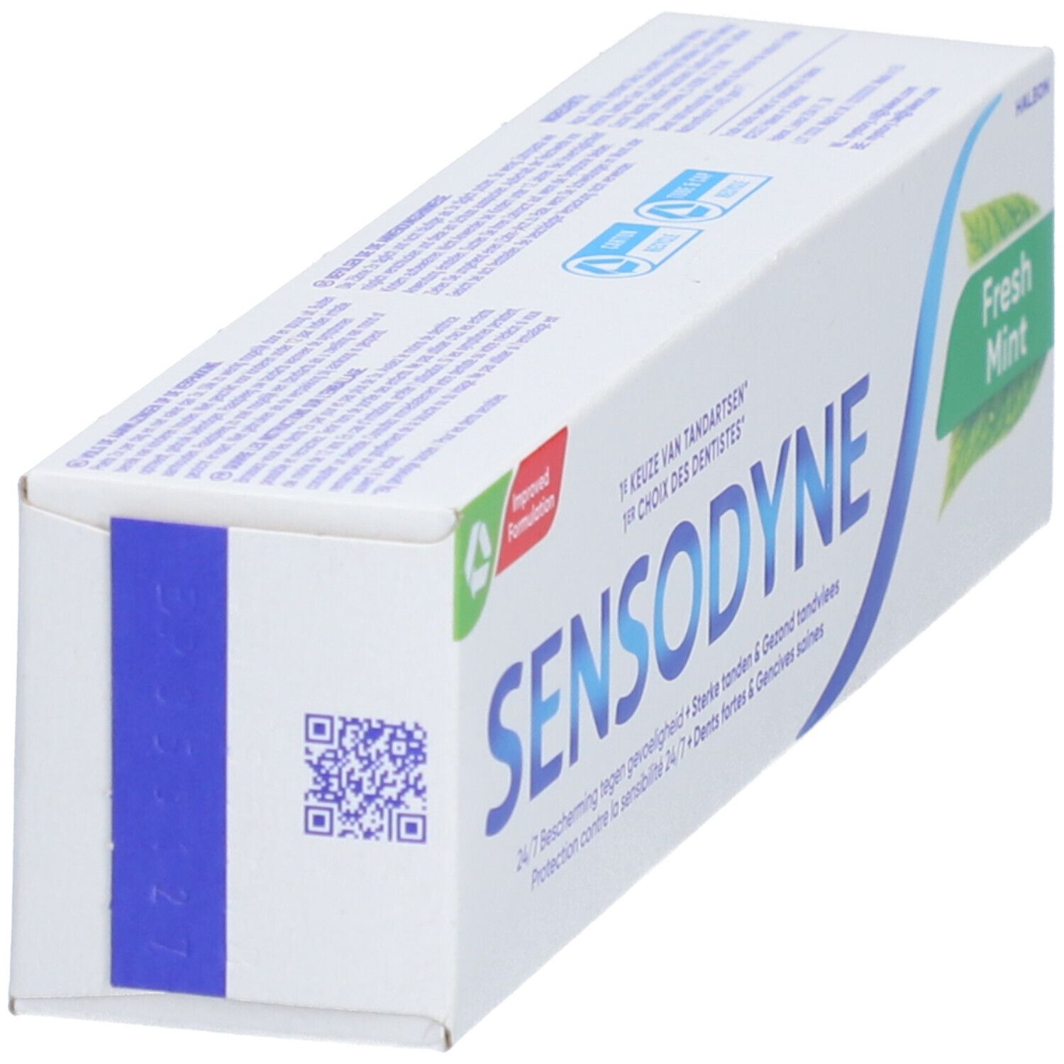 Zahncreme-Verpackung von Sensodyne Frische Minze. Schrägansicht. Weiß, blaues Logo, QR-Code. Text: Fresh Mint.