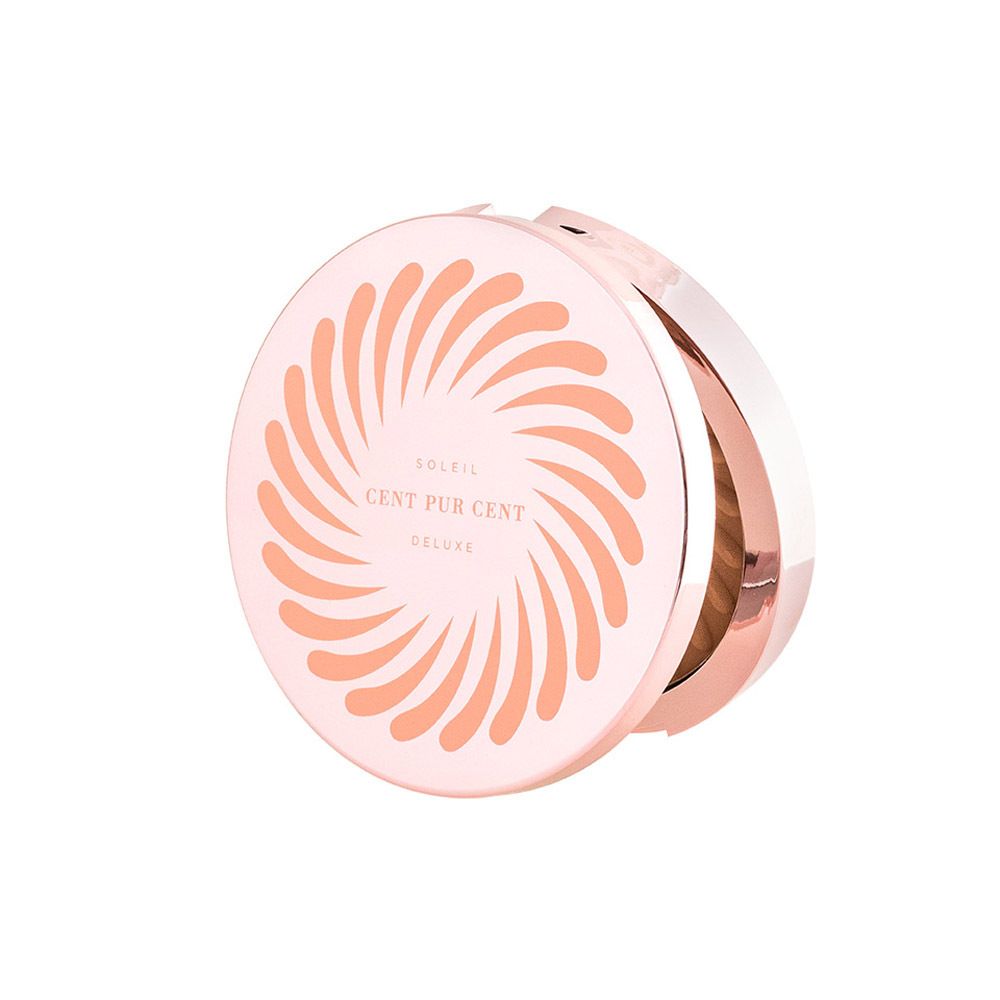 Poudre bronzante compacte fermée. Boîtier rose, couvercle avec motif tourbillonnant et texte.